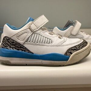 Nike youth Jordan Spizike Low size 1.5y in white/university blue/gray